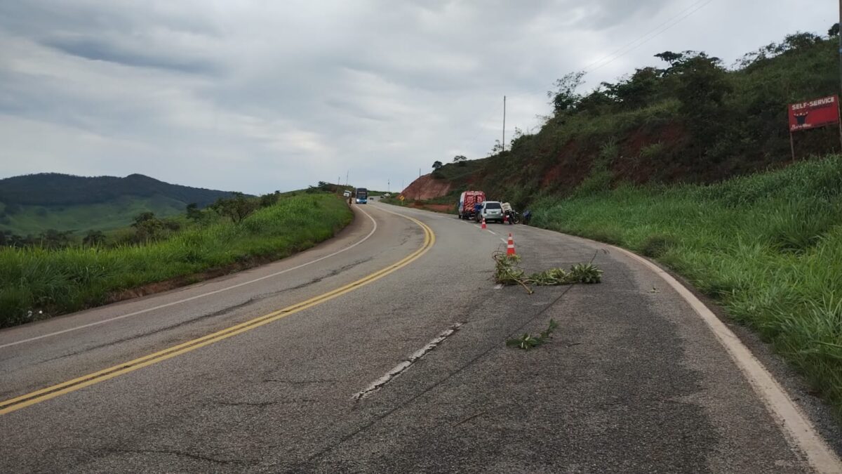 Motociclista sofre acidente na BR-381 após distração e é encaminhado ao hospital