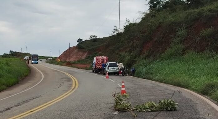 Motociclista sofre acidente na BR-381 após distração e é encaminhado ao hospital