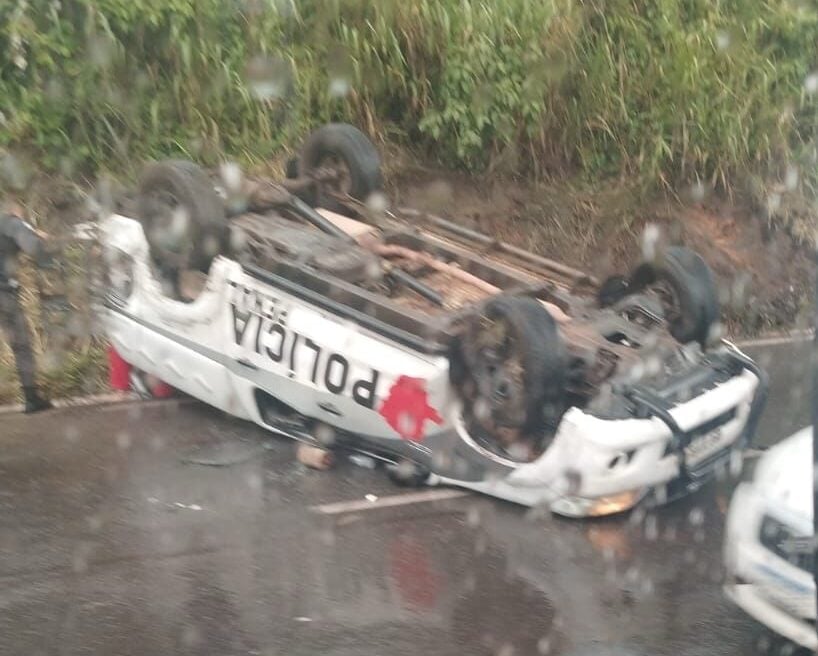 Minas Gerais: viatura da Polícia Penal capota na BR-381, em Caeté