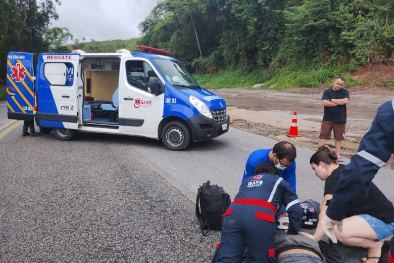 Colisão entre carro e moto deixa dois feridos na BR-381, em Nova Era