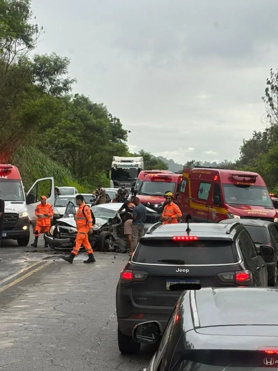 Grave acidente na BR-381 deixa dois veículos destruídos no Vale do Aço