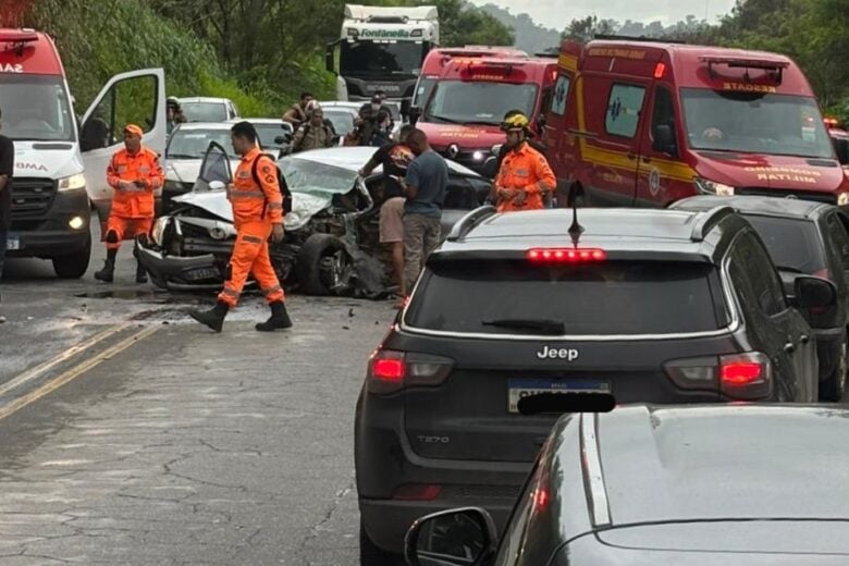 Grave acidente na BR-381 deixa dois veículos destruídos no Vale do Aço