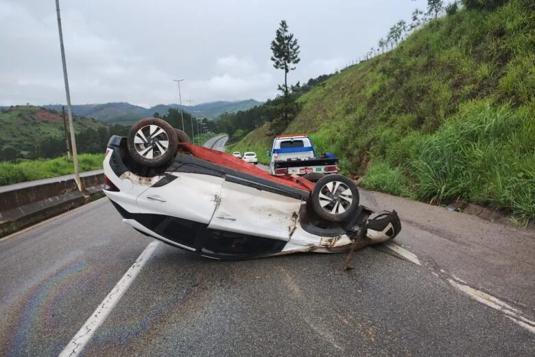 Mulher fica ferida após carro capotar na BR-381, próximo à Nova Era