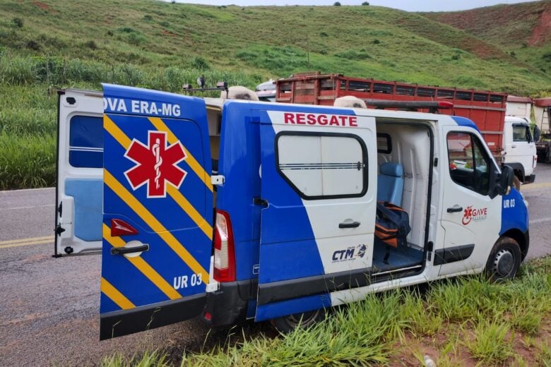 Casal de idosos é socorrido na BR-381 após carro cair de ribanceira de 20 metros