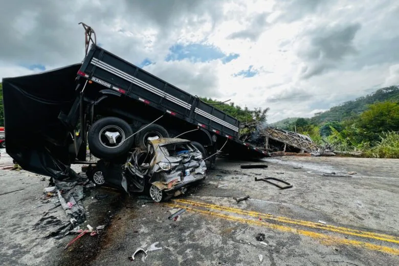 Acidente na BR-116 em Teófilo Otoni é a maior tragédia rodoviária no Brasil desde 2007, com 38 mortos