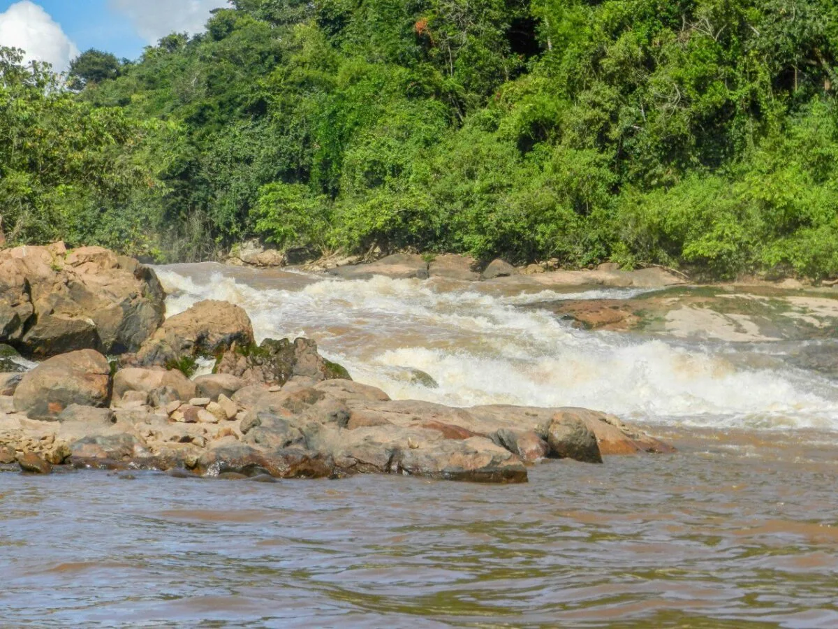 Jovem desaparece após se afogar na cachoeira Toca do Beto, em Brumadinho