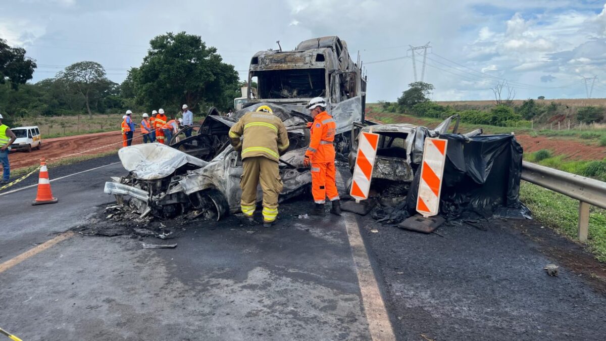 Grave colisão na BR-365 deixa três mortos carbonizados e outras três pessoas feridas