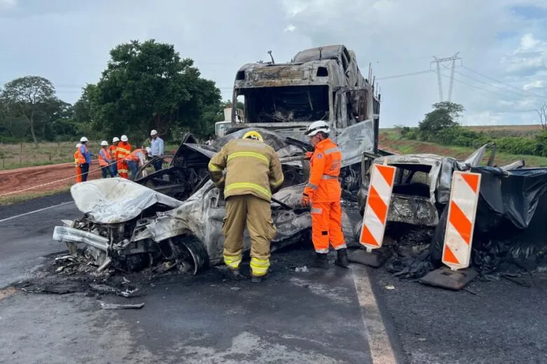 Grave colisão na BR-365 deixa três mortos carbonizados e outras três pessoas feridas