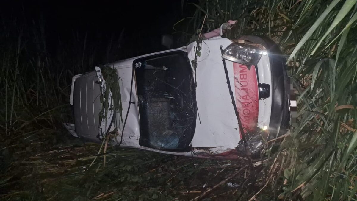 Ambulância sofre acidente na BR-352, mas ocupantes saem ilesos