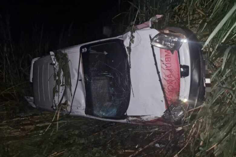 Ambulância sofre acidente na BR-352, mas ocupantes saem ilesos