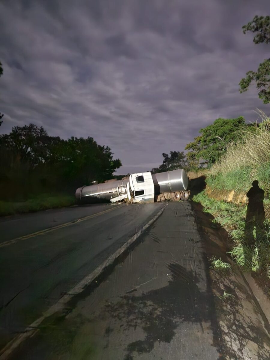 Dois acidentes com caminhões-tanque interditam a BR-365 em Minas Gerais