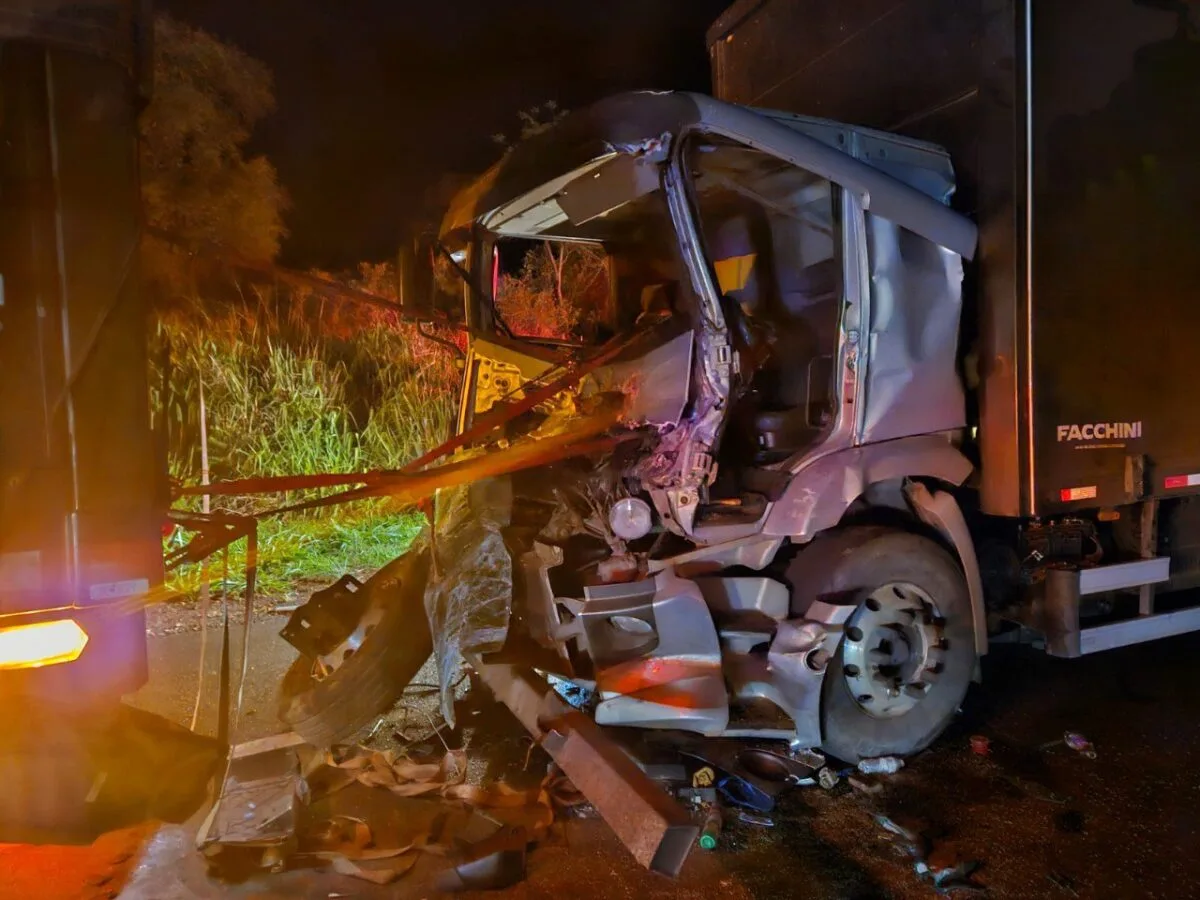 Quatro pessoas morrem em colisão frontal entre carro e ônibus na BR-135