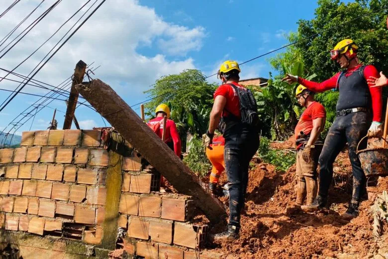 Zema promete ajuda humanitária aos desabrigados e desalojados pelas chuvas no Vale do Aço