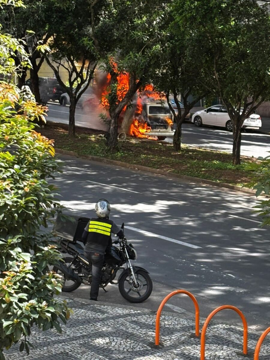 Kombi pega fogo na Afonso Pena, em BH, e fica totalmente destruída