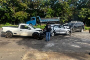 Acidente entre três carros interdita Avenida Risoleta Neves, em BH