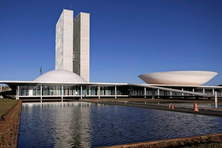 Oito candidatos disputarão as presidências do Senado e Câmara Federal neste sábado (1)