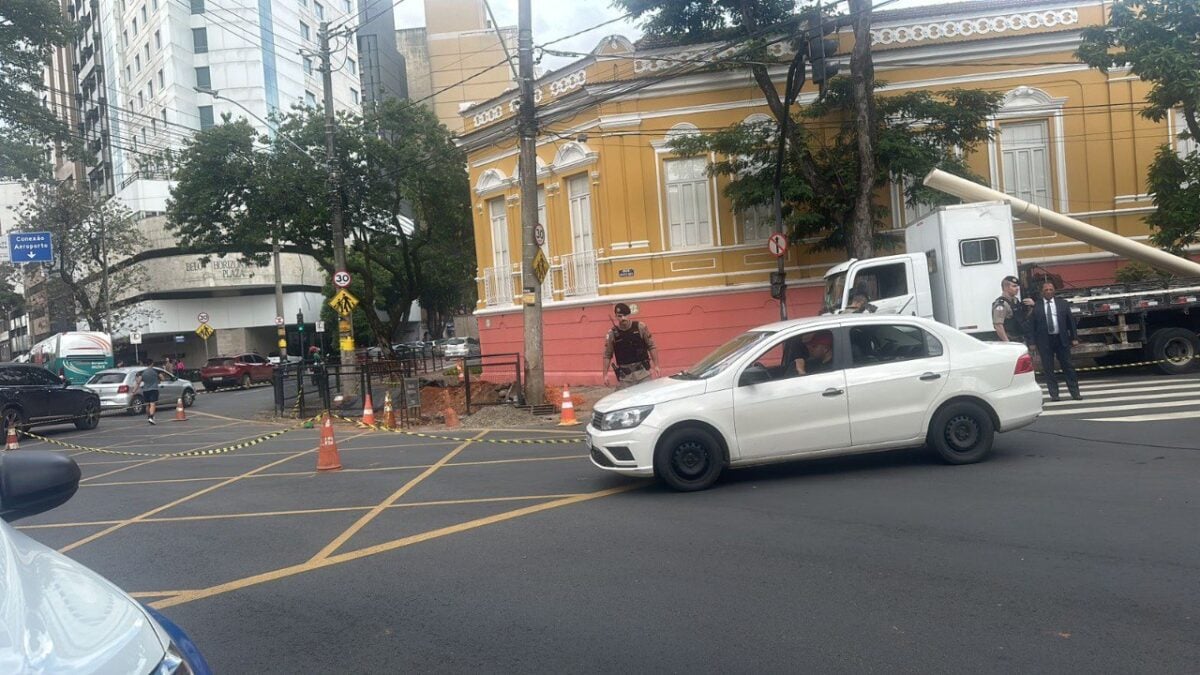 Quatro pessoas ficam feridas após explosão em obra em avenida de BH