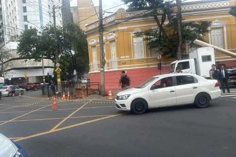 Quatro pessoas ficam feridas após explosão em obra em avenida de BH