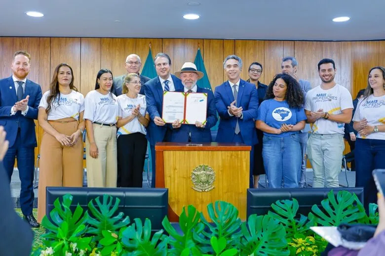 Governo lança programa para atrair jovens para a carreira de professor