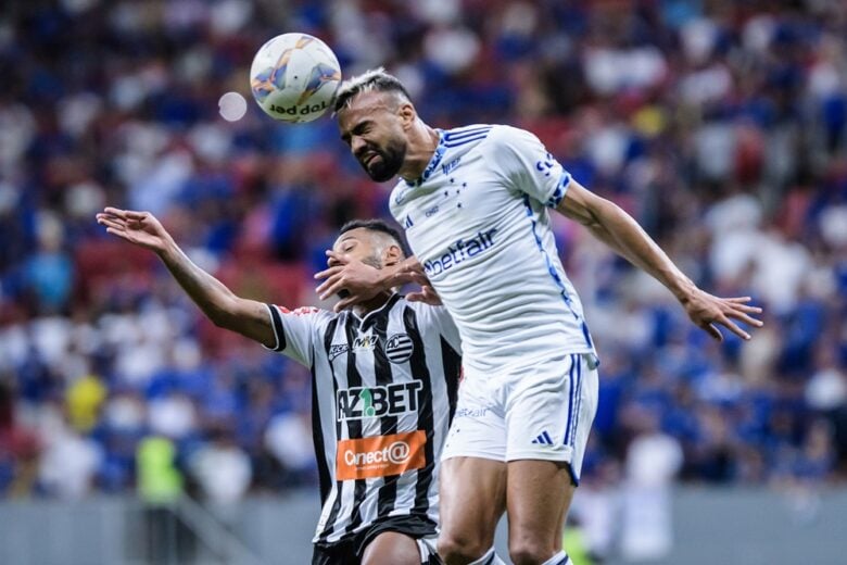 Com gol contra de Fabrício Bruno, o Cruzeiro foi derrotado pelo Athletic Club e deixou o campo sob vaias da torcida