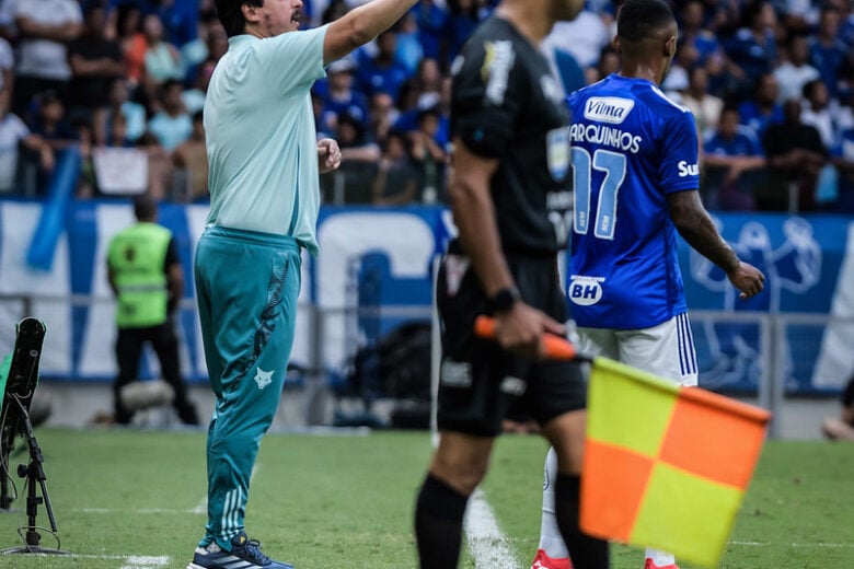 Diniz faz reunião com diretoria do Cruzeiro após vaias e é mantido no cargo