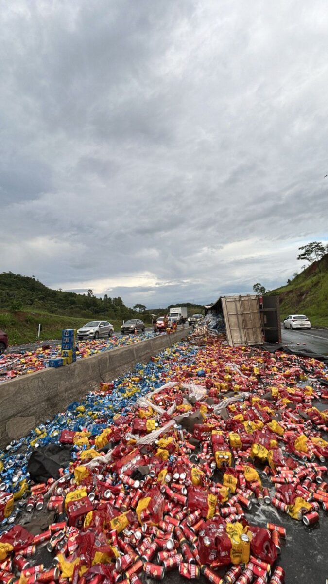 Carreta tomba na BR-040 em Juiz de Fora e deixa quatro feridos, incluindo duas crianças