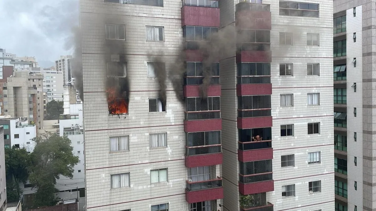 Incêndio em apartamento no bairro Carmo mobiliza bombeiros em BH