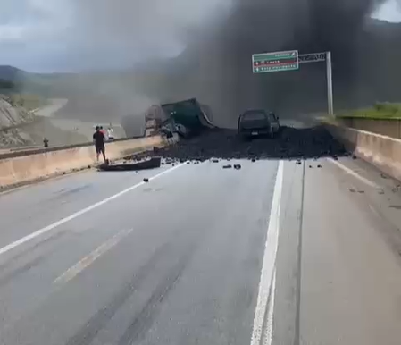 Carreta carregada de carvão tomba e interdita BR-381 em Caeté