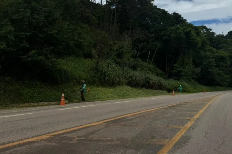 Roçada em via urbana é feita sem proteção, em Itabira