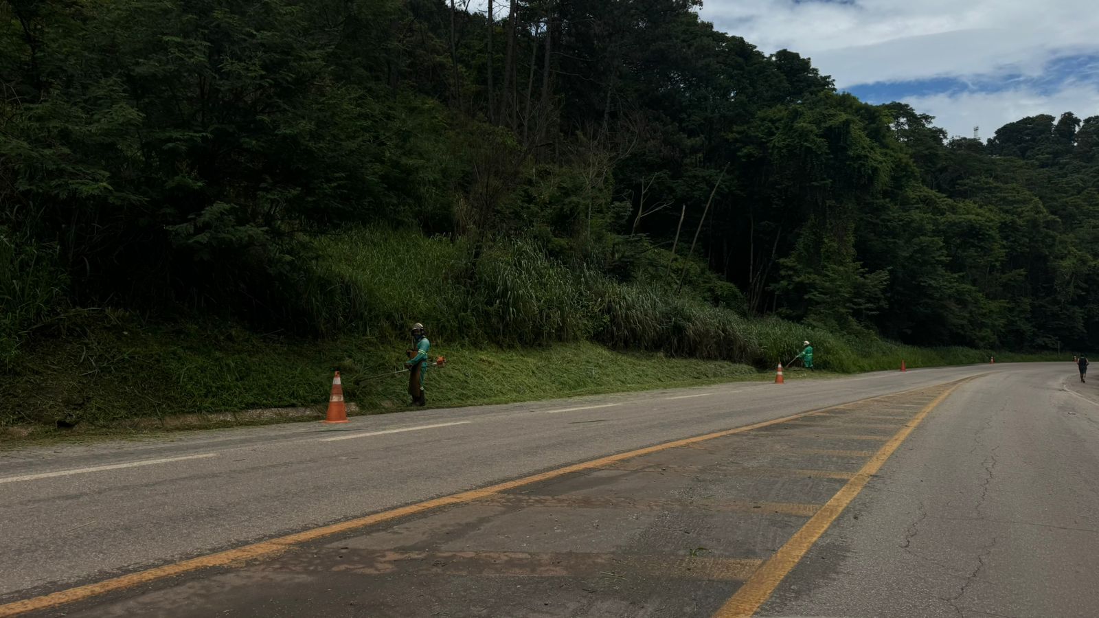 Roçada em via urbana é feita sem proteção, em Itabira