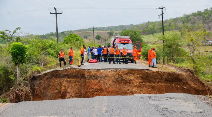 Duas pessoas morrem após parte de rodovia ceder, no Sergipe