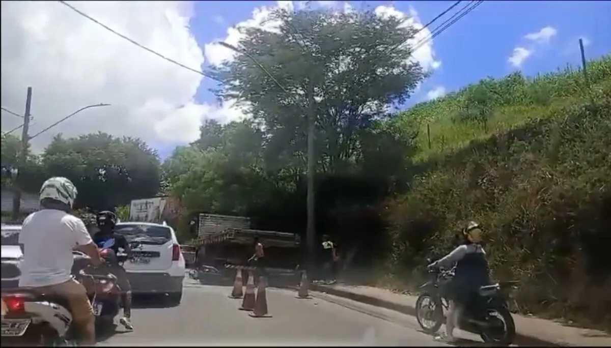 Motociclista bate na traseira de caminhão e é socorrido pelo Samu, em Itabira
