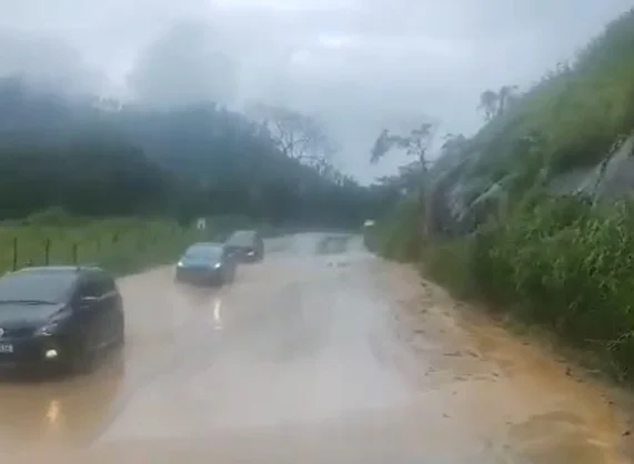 Atenção: devido à chuva, barro invade a rodovia BR-381, entre Nova Era e Antônio Dias