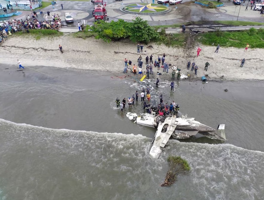 Avião que explodiu em Ubatuba é removido da praia