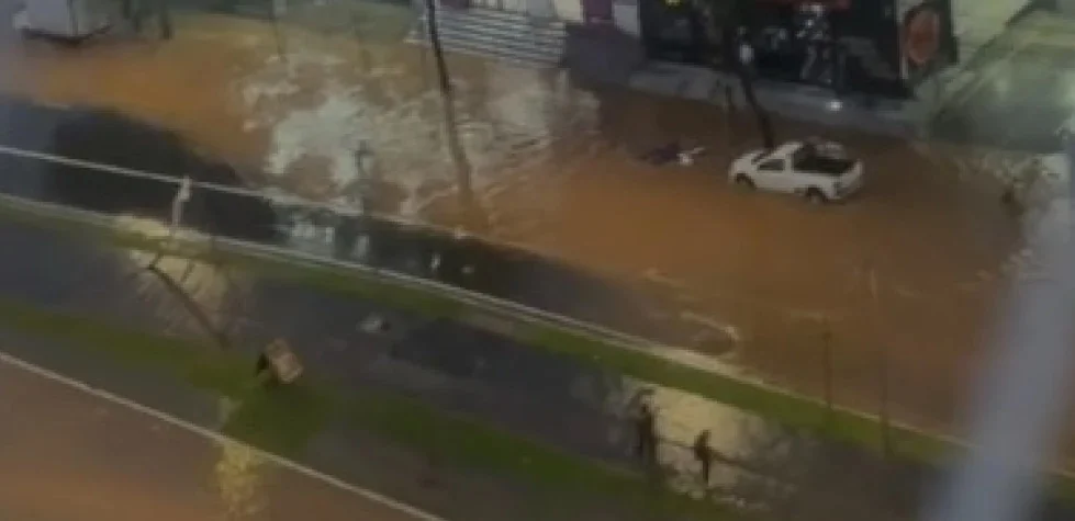 Forte chuva alaga e interdita a avenida Vilarinho, em Belo Horizonte