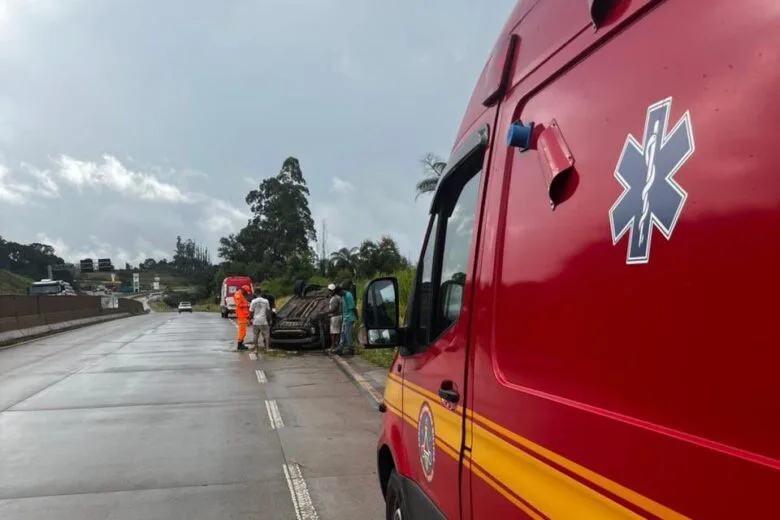 Capotamento na BR-381 deixa homem ferido em Nova União