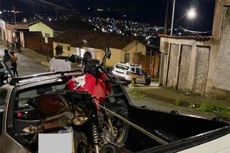 Polícia Militar apreende motocicleta em João Monlevade por exibição irregular e licenciamento  atrasado