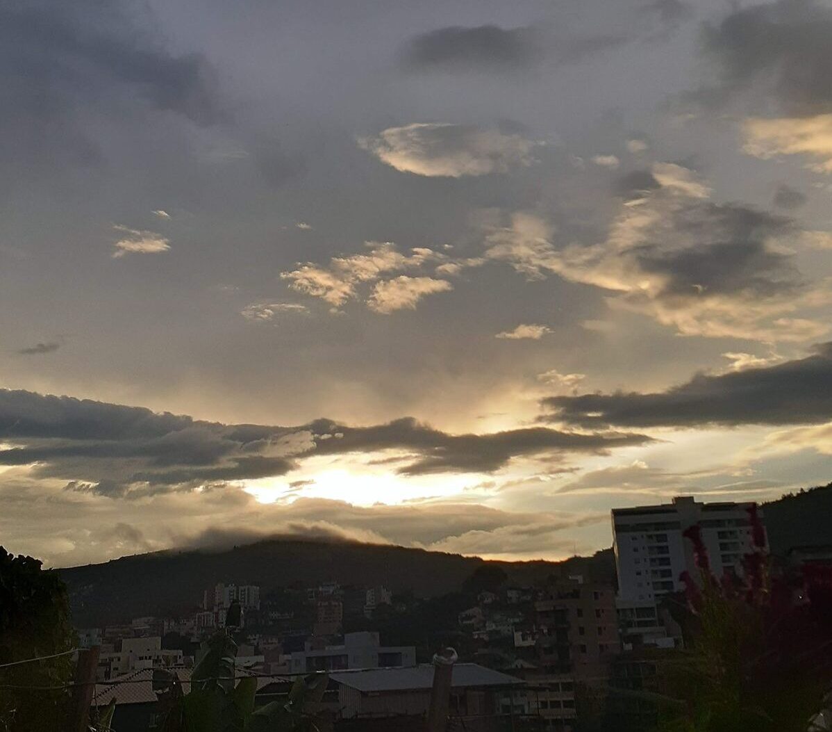 Sexta-feira começa com sol, mas pancadas de chuva podem atingir várias regiões de Minas