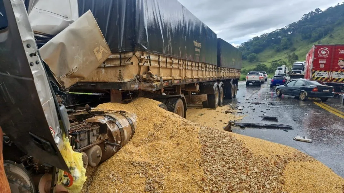 Acidente entre carro e carreta interdita a BR-381, em João Monlevade