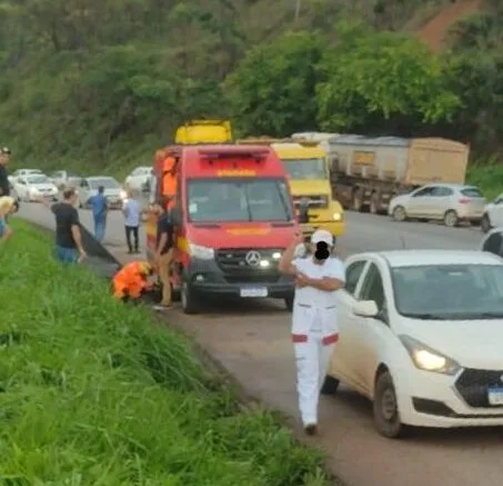 BR-381: acidente em Caeté deixa duas pessoas feridas; resgate em área de difícil acesso mobiliza bombeiros