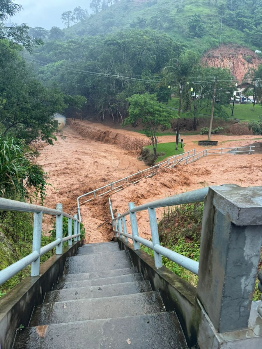 Temporal provoca caos e destruição em Dom Silvério