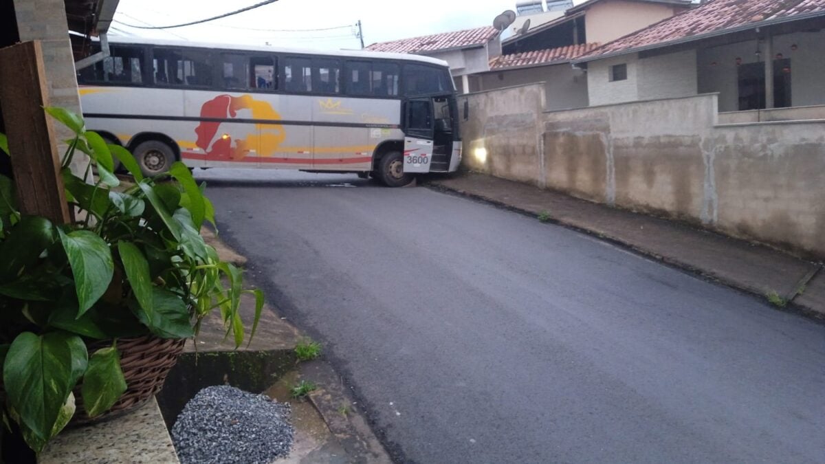 Vídeo: após pane mecânica, ônibus bloqueia ruas no bairro Valência, em Itabira