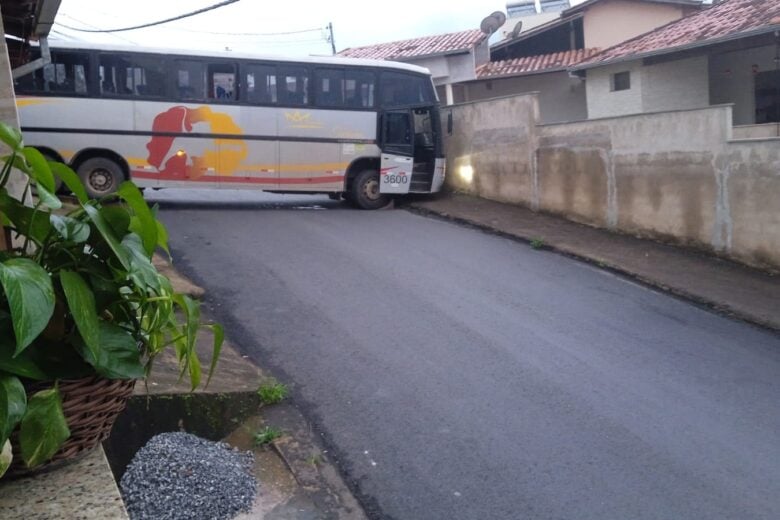 Vídeo: após pane mecânica, ônibus bloqueia ruas no bairro Valência, em Itabira