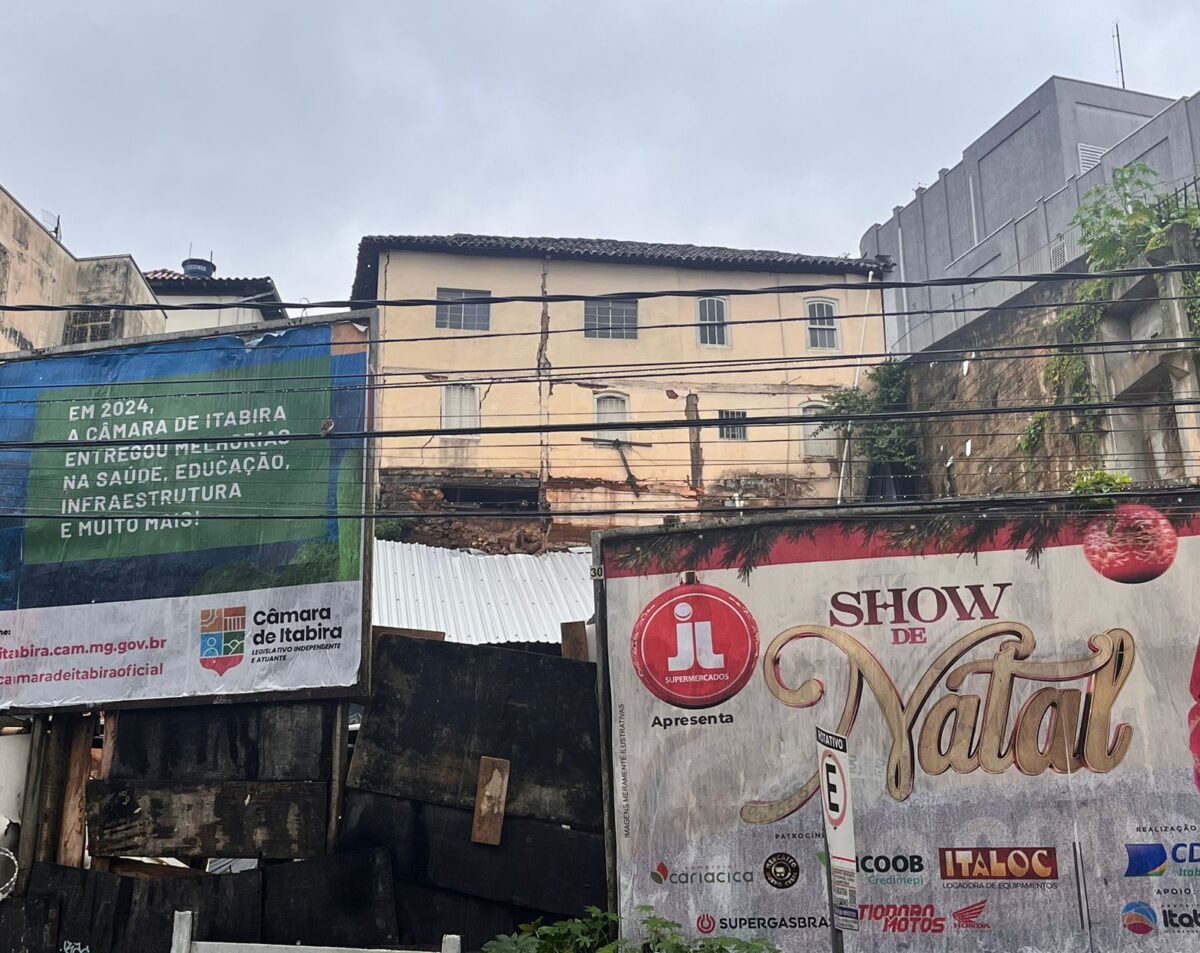 Deslizamento de terra em lote ao lado da antiga agência da Caixa causa apreensão no Centro de Itabria