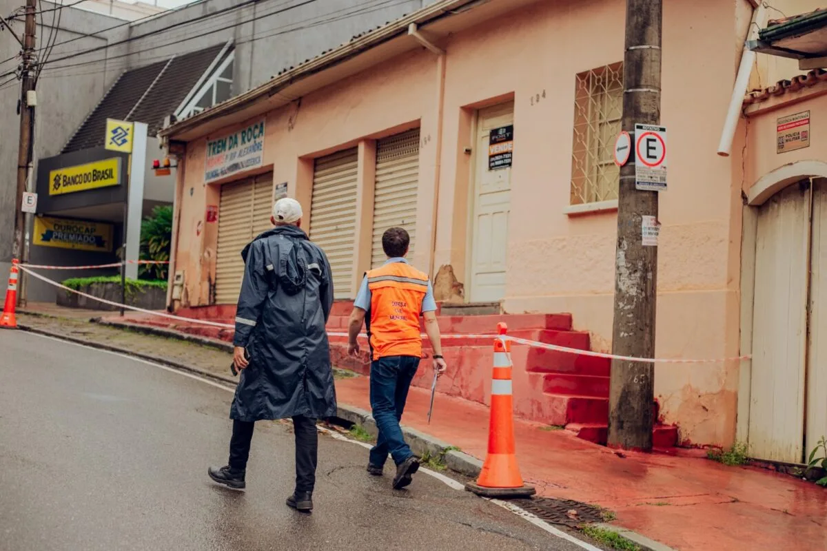 Prefeitura pede à Justiça para demolir casarão ameaçado de queda no Centro de Itabira