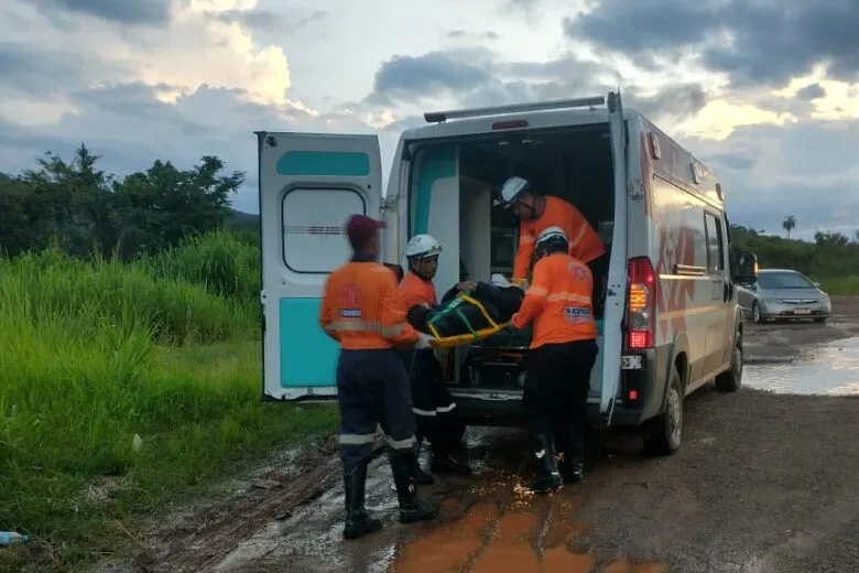 Motociclista perde controle e colide com árvore na BR-381, em São Gonçalo do Rio Abaixo