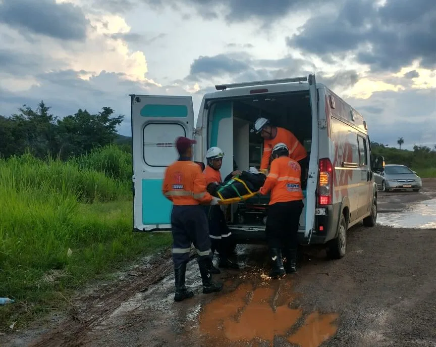 Motociclista perde controle e colide com árvore na BR-381, em São Gonçalo do Rio Abaixo