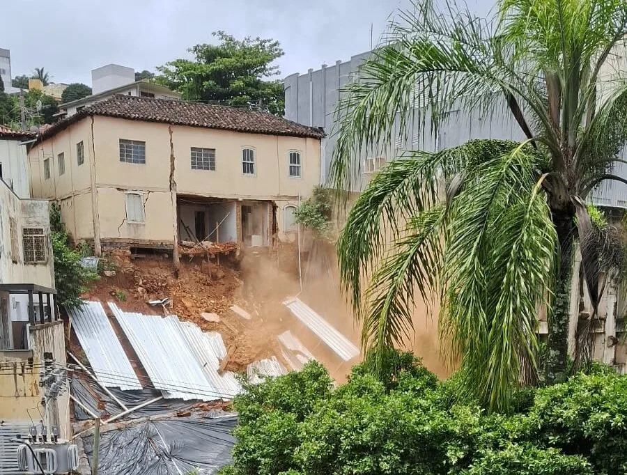 Duas paredes de casarão histórico desabam e voltam a causar apreensão no Centro de Itabira