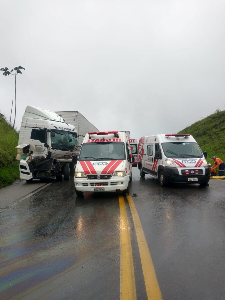 Colisão entre duas carretas deixa uma pessoa em estado grave na BR-381, em João Monlevade