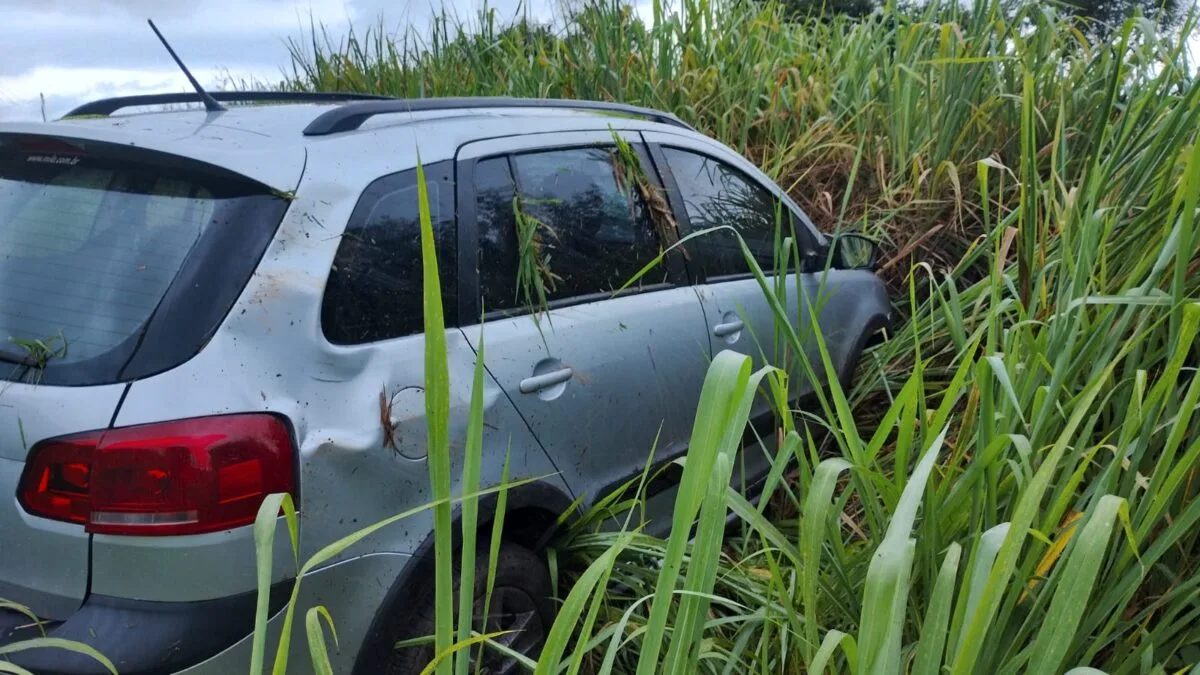 Duas mulheres ficam feridas após carro capotar na BR-381, em Nova Era